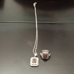 Simulant chocolate and white diamonds